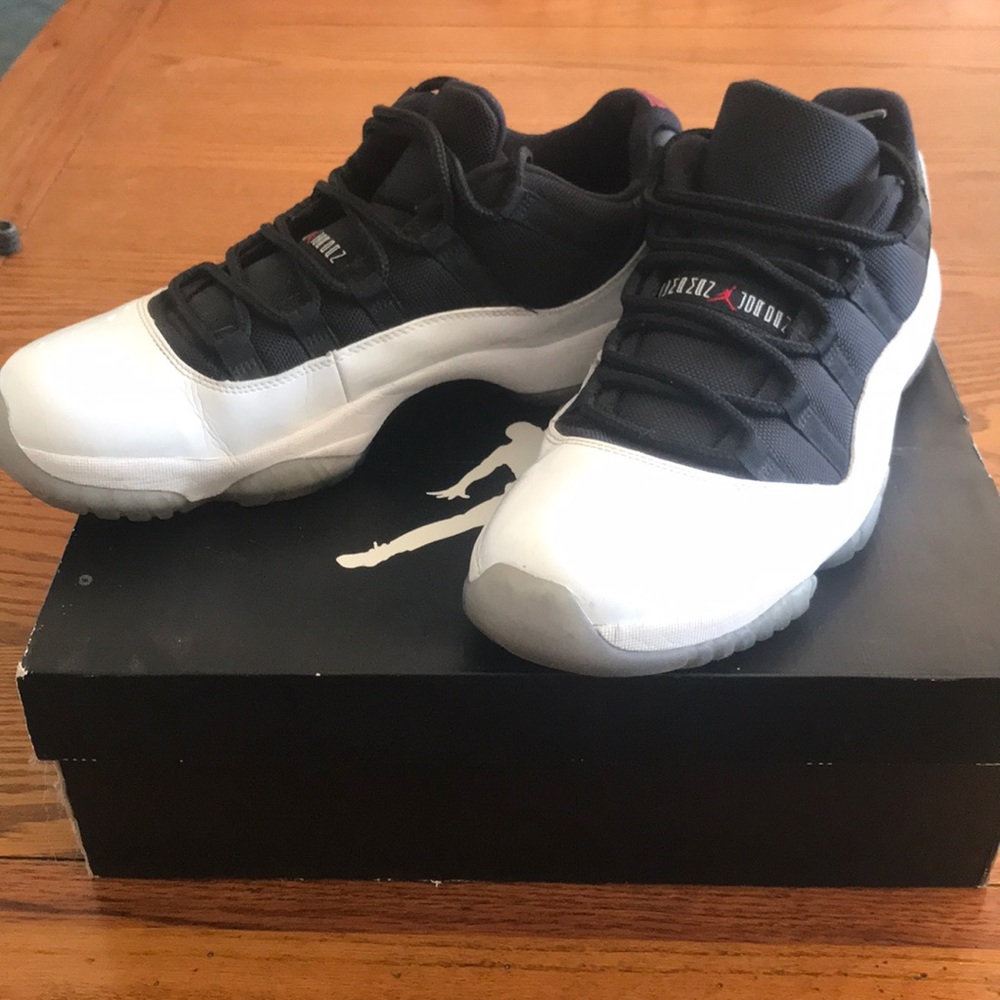 Jordan 11 low “Tuxedo”